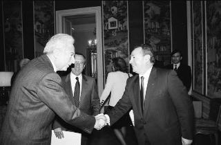 Incontro del Presidente della Repubblica Francesco Cossiga con Gian Carlo Ferretto, presidente della Fondazione "Il Campiello", con il comitato di gestione, la giuria e Francesca Duranti, la vincitrice della 27^ edizione del Premio letterario "Campiello"