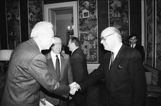 Incontro del Presidente della Repubblica Francesco Cossiga con Gian Carlo Ferretto, presidente della Fondazione "Il Campiello", con il comitato di gestione, la giuria e Francesca Duranti, la vincitrice della 27^ edizione del Premio letterario "Campiello"