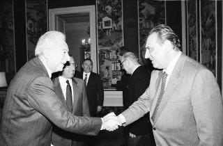 Incontro del Presidente della Repubblica Francesco Cossiga con Gian Carlo Ferretto, presidente della Fondazione "Il Campiello", con il comitato di gestione, la giuria e Francesca Duranti, la vincitrice della 27^ edizione del Premio letterario "Campiello"
