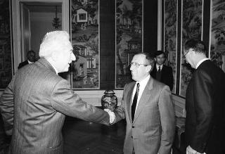 Incontro del Presidente della Repubblica Francesco Cossiga con Gian Carlo Ferretto, presidente della Fondazione "Il Campiello", con il comitato di gestione, la giuria e Francesca Duranti, la vincitrice della 27^ edizione del Premio letterario "Campiello"