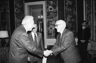 Incontro del Presidente della Repubblica Francesco Cossiga con Gian Carlo Ferretto, presidente della Fondazione "Il Campiello", con il comitato di gestione, la giuria e Francesca Duranti, la vincitrice della 27^ edizione del Premio letterario "Campiello"