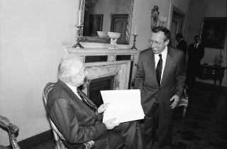 Incontro del Presidente della Repubblica Francesco Cossiga con Gian Carlo Ferretto, presidente della Fondazione "Il Campiello", con il comitato di gestione, la giuria e Francesca Duranti, la vincitrice della 27^ edizione del Premio letterario "Campiello"