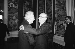 Incontro del Presidente della Repubblica Francesco Cossiga con l'on. Oscar Mammì, ministro delle poste e telecomunicazioni, con il presidente e gli amministratori delegati della SIP, per presentare il telefono portatile