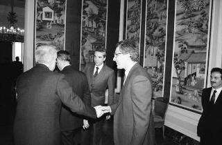 Incontro del Presidente della Repubblica Francesco Cossiga con l'on. Oscar Mammì, ministro delle poste e telecomunicazioni, con il presidente e gli amministratori delegati della SIP, per presentare il telefono portatile