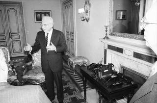 Incontro del Presidente della Repubblica Francesco Cossiga con l'on. Oscar Mammì, ministro delle poste e telecomunicazioni, con il presidente e gli amministratori delegati della SIP, per presentare il telefono portatile
