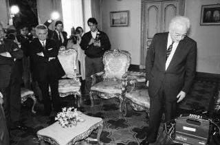 Incontro del Presidente della Repubblica Francesco Cossiga con l'on. Oscar Mammì, ministro delle poste e telecomunicazioni, con il presidente e gli amministratori delegati della SIP, per presentare il telefono portatile