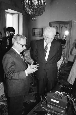Incontro del Presidente della Repubblica Francesco Cossiga con l'on. Oscar Mammì, ministro delle poste e telecomunicazioni, con il presidente e gli amministratori delegati della SIP, per presentare il telefono portatile