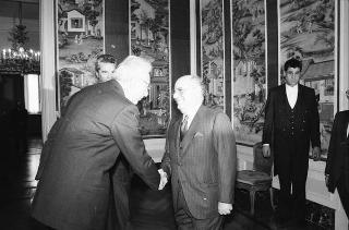 Incontro del Presidente della Repubblica Francesco Cossiga con l'on. Oscar Mammì, ministro delle poste e telecomunicazioni, con il presidente e gli amministratori delegati della SIP, per presentare il telefono portatile