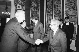 Incontro del Presidente della Repubblica Francesco Cossiga con l'on. Oscar Mammì, ministro delle poste e telecomunicazioni, con il presidente e gli amministratori delegati della SIP, per presentare il telefono portatile