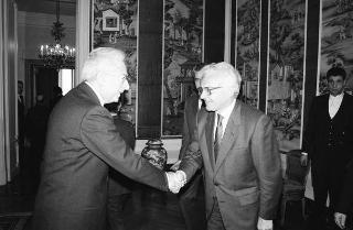 Incontro del Presidente della Repubblica Francesco Cossiga con l'on. Oscar Mammì, ministro delle poste e telecomunicazioni, con il presidente e gli amministratori delegati della SIP, per presentare il telefono portatile