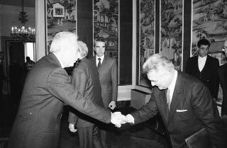 Incontro del Presidente della Repubblica Francesco Cossiga con l'on. Oscar Mammì, ministro delle poste e telecomunicazioni, con il presidente e gli amministratori delegati della SIP, per presentare il telefono portatile