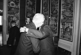 Incontro del Presidente della Repubblica Francesco Cossiga con l'on. Oscar Mammì, ministro delle poste e telecomunicazioni, con il presidente e gli amministratori delegati della SIP, per presentare il telefono portatile