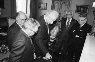 Incontro del Presidente della Repubblica Francesco Cossiga con l'on. Oscar Mammì, ministro delle poste e telecomunicazioni, con il presidente e gli amministratori delegati della SIP, per presentare il telefono portatile