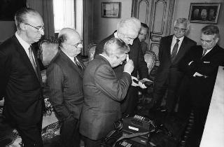 Incontro del Presidente della Repubblica Francesco Cossiga con l'on. Oscar Mammì, ministro delle poste e telecomunicazioni, con il presidente e gli amministratori delegati della SIP, per presentare il telefono portatile
