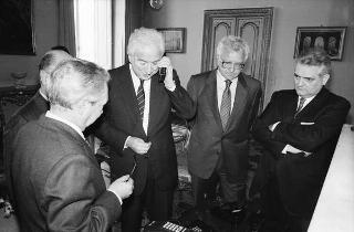 Incontro del Presidente della Repubblica Francesco Cossiga con l'on. Oscar Mammì, ministro delle poste e telecomunicazioni, con il presidente e gli amministratori delegati della SIP, per presentare il telefono portatile