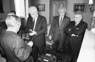 Incontro del Presidente della Repubblica Francesco Cossiga con l'on. Oscar Mammì, ministro delle poste e telecomunicazioni, con il presidente e gli amministratori delegati della SIP, per presentare il telefono portatile