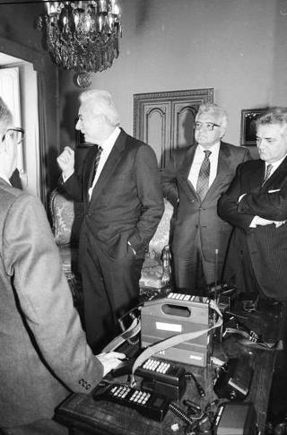 Incontro del Presidente della Repubblica Francesco Cossiga con l'on. Oscar Mammì, ministro delle poste e telecomunicazioni, con il presidente e gli amministratori delegati della SIP, per presentare il telefono portatile