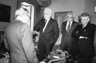 Incontro del Presidente della Repubblica Francesco Cossiga con l'on. Oscar Mammì, ministro delle poste e telecomunicazioni, con il presidente e gli amministratori delegati della SIP, per presentare il telefono portatile