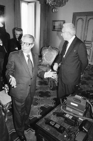 Incontro del Presidente della Repubblica Francesco Cossiga con l'on. Oscar Mammì, ministro delle poste e telecomunicazioni, con il presidente e gli amministratori delegati della SIP, per presentare il telefono portatile