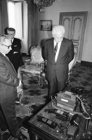 Incontro del Presidente della Repubblica Francesco Cossiga con l'on. Oscar Mammì, ministro delle poste e telecomunicazioni, con il presidente e gli amministratori delegati della SIP, per presentare il telefono portatile