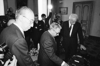 Incontro del Presidente della Repubblica Francesco Cossiga con l'on. Oscar Mammì, ministro delle poste e telecomunicazioni, con il presidente e gli amministratori delegati della SIP, per presentare il telefono portatile