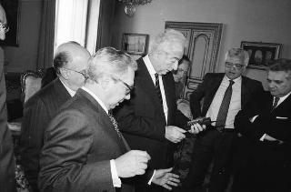 Incontro del Presidente della Repubblica Francesco Cossiga con l'on. Oscar Mammì, ministro delle poste e telecomunicazioni, con il presidente e gli amministratori delegati della SIP, per presentare il telefono portatile