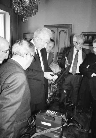 Incontro del Presidente della Repubblica Francesco Cossiga con l'on. Oscar Mammì, ministro delle poste e telecomunicazioni, con il presidente e gli amministratori delegati della SIP, per presentare il telefono portatile
