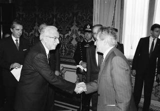 Il Presidente della Repubblica Francesco Cossiga riceve la visita  di Otello Montanari, presidente dell'Istituto "Alcide Cervi", con una delegazione dei familiari dei fratelli Cervi, in occasione del 20° anniversario della scomparsa di Alcide Cervi