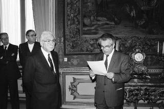Il Presidente della Repubblica Francesco Cossiga riceve la visita  di Otello Montanari, presidente dell'Istituto "Alcide Cervi", con una delegazione dei familiari dei fratelli Cervi, in occasione del 20° anniversario della scomparsa di Alcide Cervi