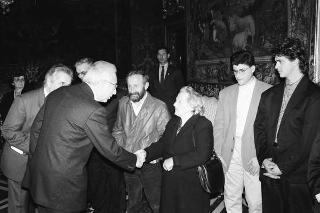 Il Presidente della Repubblica Francesco Cossiga riceve la visita  di Otello Montanari, presidente dell'Istituto "Alcide Cervi", con una delegazione dei familiari dei fratelli Cervi, in occasione del 20° anniversario della scomparsa di Alcide Cervi