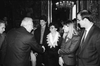 Il Presidente della Repubblica Francesco Cossiga riceve la visita  di Otello Montanari, presidente dell'Istituto "Alcide Cervi", con una delegazione dei familiari dei fratelli Cervi, in occasione del 20° anniversario della scomparsa di Alcide Cervi