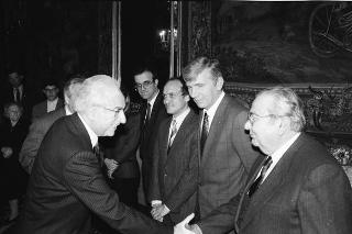 Il Presidente della Repubblica Francesco Cossiga riceve la visita  di Otello Montanari, presidente dell'Istituto "Alcide Cervi", con una delegazione dei familiari dei fratelli Cervi, in occasione del 20° anniversario della scomparsa di Alcide Cervi