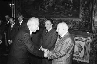 Il Presidente della Repubblica Francesco Cossiga riceve la visita  di Otello Montanari, presidente dell'Istituto "Alcide Cervi", con una delegazione dei familiari dei fratelli Cervi, in occasione del 20° anniversario della scomparsa di Alcide Cervi