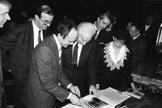 Il Presidente della Repubblica Francesco Cossiga riceve la visita  di Otello Montanari, presidente dell'Istituto "Alcide Cervi", con una delegazione dei familiari dei fratelli Cervi, in occasione del 20° anniversario della scomparsa di Alcide Cervi