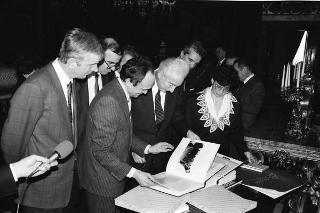 Il Presidente della Repubblica Francesco Cossiga riceve la visita  di Otello Montanari, presidente dell'Istituto "Alcide Cervi", con una delegazione dei familiari dei fratelli Cervi, in occasione del 20° anniversario della scomparsa di Alcide Cervi