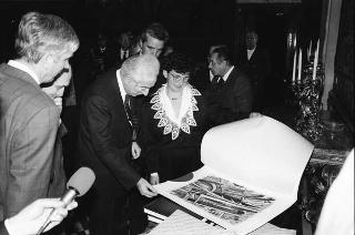 Il Presidente della Repubblica Francesco Cossiga riceve la visita  di Otello Montanari, presidente dell'Istituto "Alcide Cervi", con una delegazione dei familiari dei fratelli Cervi, in occasione del 20° anniversario della scomparsa di Alcide Cervi