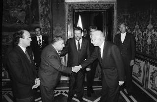 Il Presidente della Repubblica Francesco Cossiga riceve la visita Giovanni Colombo, presidente della Federazione delle Associazioni italiane alberghi e turismo, con una delegazione di partecipanti alla 40^ assemblea della FAIAT