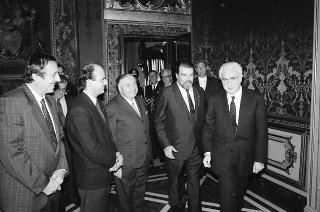 Il Presidente della Repubblica Francesco Cossiga riceve la visita Giovanni Colombo, presidente della Federazione delle Associazioni italiane alberghi e turismo, con una delegazione di partecipanti alla 40^ assemblea della FAIAT