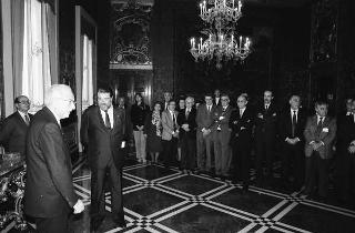 Il Presidente della Repubblica Francesco Cossiga riceve la visita Giovanni Colombo, presidente della Federazione delle Associazioni italiane alberghi e turismo, con una delegazione di partecipanti alla 40^ assemblea della FAIAT