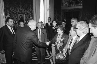 Il Presidente della Repubblica Francesco Cossiga riceve la visita Giovanni Colombo, presidente della Federazione delle Associazioni italiane alberghi e turismo, con una delegazione di partecipanti alla 40^ assemblea della FAIAT
