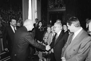 Il Presidente della Repubblica Francesco Cossiga riceve la visita Giovanni Colombo, presidente della Federazione delle Associazioni italiane alberghi e turismo, con una delegazione di partecipanti alla 40^ assemblea della FAIAT