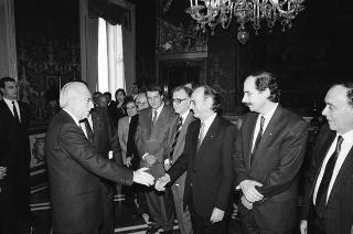 Il Presidente della Repubblica Francesco Cossiga riceve la visita Giovanni Colombo, presidente della Federazione delle Associazioni italiane alberghi e turismo, con una delegazione di partecipanti alla 40^ assemblea della FAIAT
