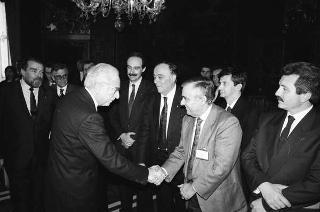 Il Presidente della Repubblica Francesco Cossiga riceve la visita Giovanni Colombo, presidente della Federazione delle Associazioni italiane alberghi e turismo, con una delegazione di partecipanti alla 40^ assemblea della FAIAT
