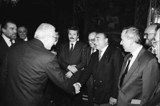 Il Presidente della Repubblica Francesco Cossiga riceve la visita Giovanni Colombo, presidente della Federazione delle Associazioni italiane alberghi e turismo, con una delegazione di partecipanti alla 40^ assemblea della FAIAT