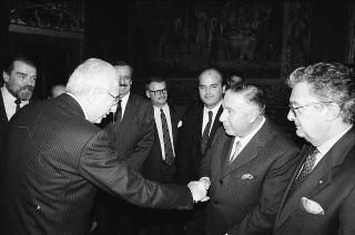Il Presidente della Repubblica Francesco Cossiga riceve la visita Giovanni Colombo, presidente della Federazione delle Associazioni italiane alberghi e turismo, con una delegazione di partecipanti alla 40^ assemblea della FAIAT