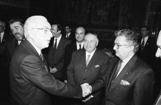 Il Presidente della Repubblica Francesco Cossiga riceve la visita Giovanni Colombo, presidente della Federazione delle Associazioni italiane alberghi e turismo, con una delegazione di partecipanti alla 40^ assemblea della FAIAT