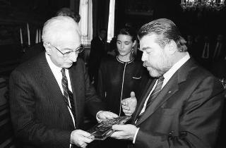 Il Presidente della Repubblica Francesco Cossiga riceve la visita Giovanni Colombo, presidente della Federazione delle Associazioni italiane alberghi e turismo, con una delegazione di partecipanti alla 40^ assemblea della FAIAT