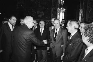 Il Presidente della Repubblica Francesco Cossiga riceve la visita Giovanni Colombo, presidente della Federazione delle Associazioni italiane alberghi e turismo, con una delegazione di partecipanti alla 40^ assemblea della FAIAT