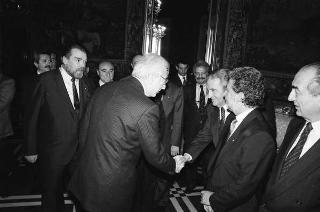 Il Presidente della Repubblica Francesco Cossiga riceve la visita Giovanni Colombo, presidente della Federazione delle Associazioni italiane alberghi e turismo, con una delegazione di partecipanti alla 40^ assemblea della FAIAT