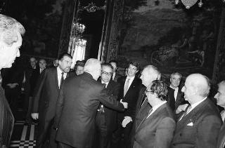 Il Presidente della Repubblica Francesco Cossiga riceve la visita Giovanni Colombo, presidente della Federazione delle Associazioni italiane alberghi e turismo, con una delegazione di partecipanti alla 40^ assemblea della FAIAT